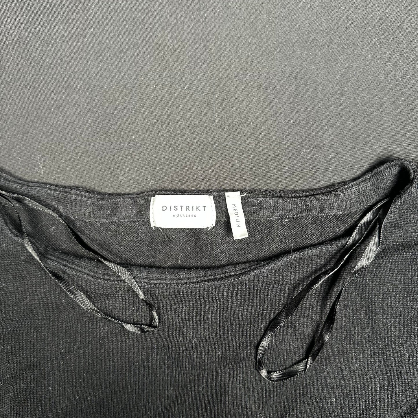 Distrikt - sweater - Black - (Storlek: M)