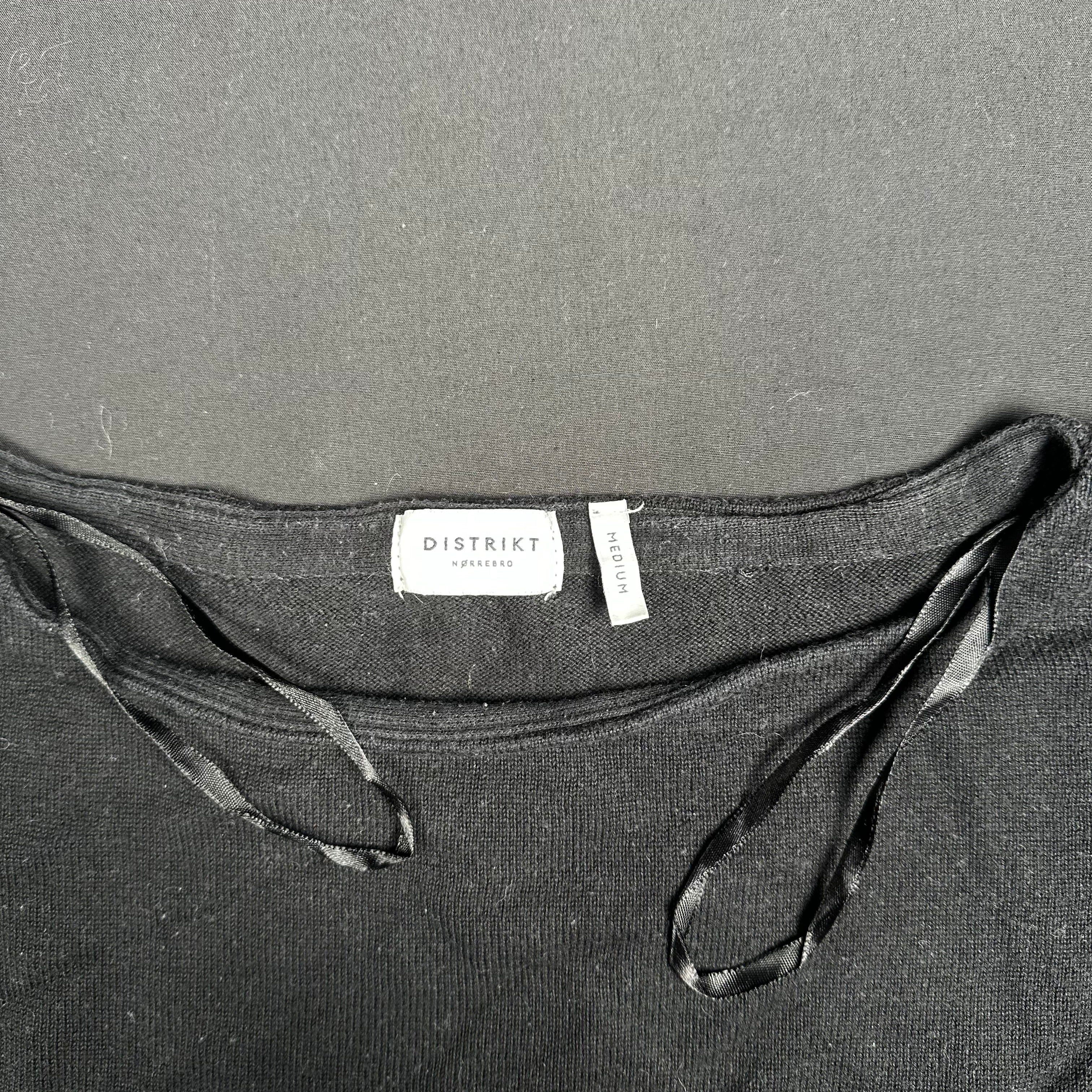 Distrikt - sweater - Black - (Storlek: M)